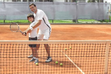 Baktılar çocuk Koç tarafından Tenis oynamak öğrenme