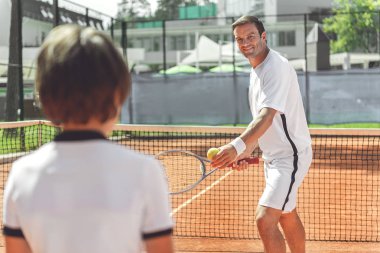 Neşeli gülümseyen Koç çocukla oyun için hazır
