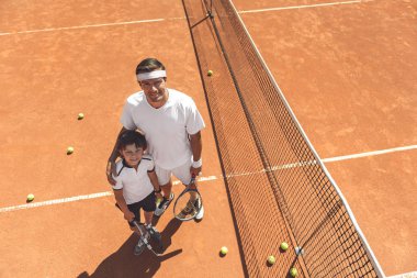 Aile Mahkemesi üzerinde mutlu bakarak erkek üyeleri