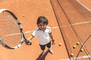 Komik gülümseyen erkek çocuk Sahası