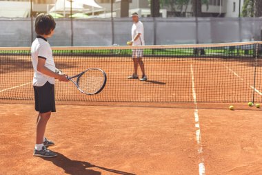 Kendine güvenen tenisçiler oyun için hazır