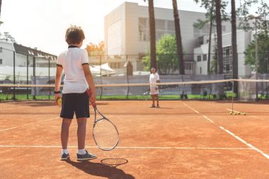 Tenis oynayacak aile