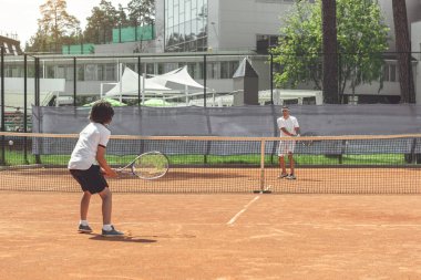 Erkek tenis oynamaya aile üyeleri