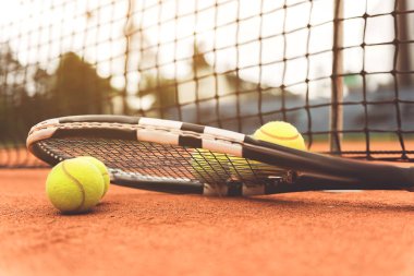 Net yakınındaki gerekli Tenis malzemeleri