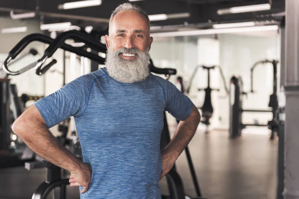 Positivo velho macho com barba é relaxante no clube desportivo — Fotografia de Stock