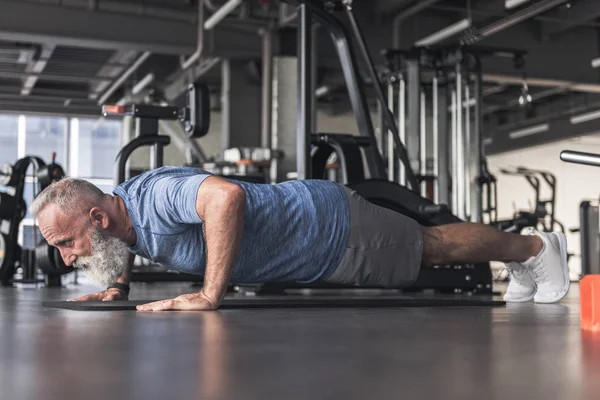 Konsantre eski erkek egzersiz geçiriyor