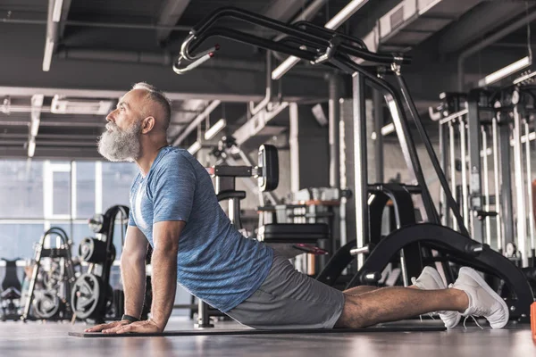 Hoş kıdemli erkek yoga fitness Center'da keyif alıyor