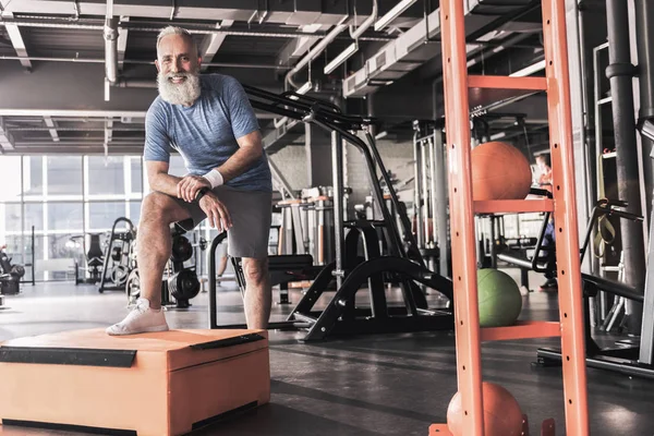 Olumlu eski emekli erkek hobi keyif alıyor