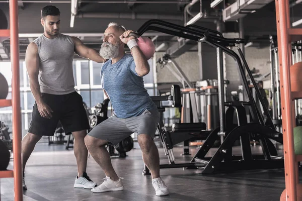 Üst düzey emekli egzersiz dersi Spor Merkezi ile geçiriyor — Stok fotoğraf