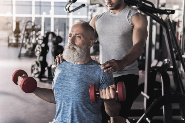 Starší sportovec tráví čas v atletické centrum s trenérem — Stock fotografie