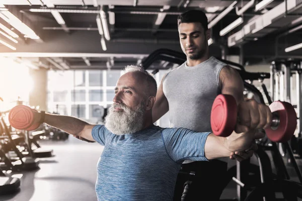Ciddi olgun erkek egzersiz spor salonunda geçiriyor — Stok fotoğraf