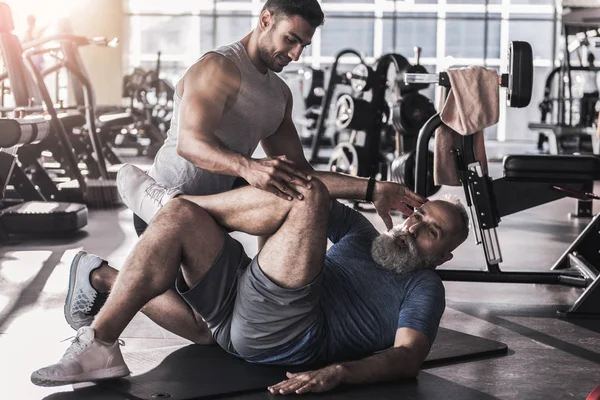 Üst düzey erkek spor Atletizm Merkezi eğitmen ile keyif alıyor