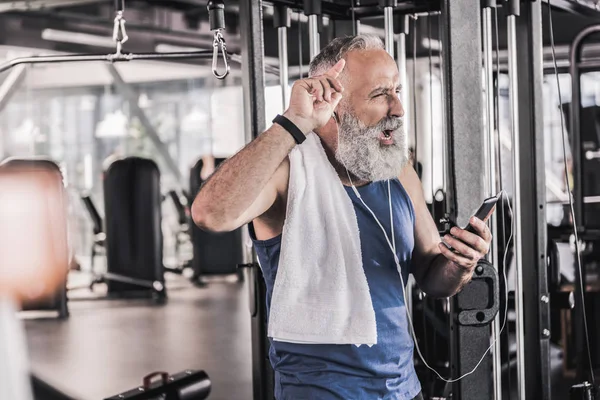 Hoş eski emekli athletic Center'da dinleniyor