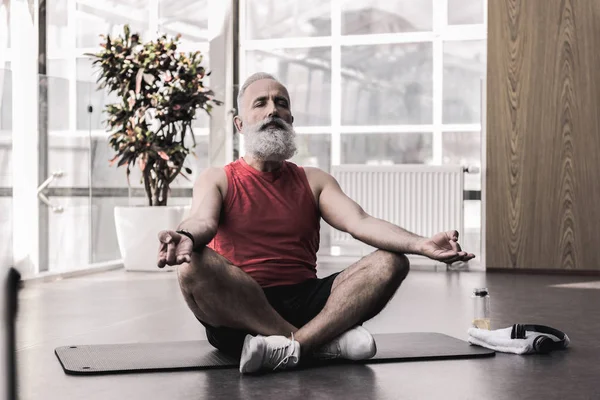 Hoş yaşlı adam yoga fitness Center'da keyif alıyor