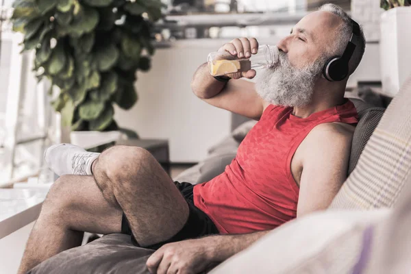 Hoş eski erkek spor Merkezi'nde dinleniyor