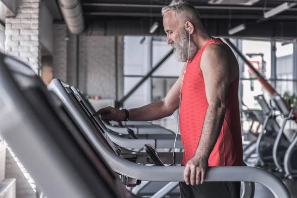 Angenehmer bärtiger Rüde genießt Sport — Stockfoto