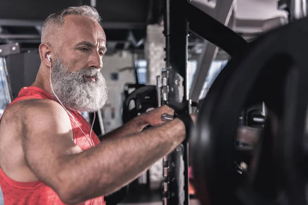 Emin olgun adam egzersiz spor salonunda geçiriyor