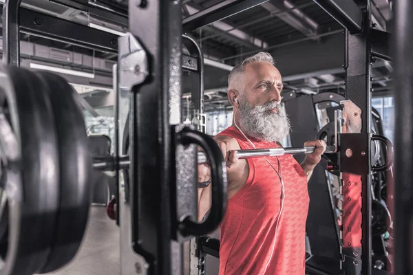 Kendine güvenen komuta sizde modern bir spor salonu spor yapıyor — Stok fotoğraf