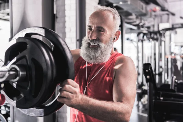 Neşeli şık emekli egzersiz spor Merkezi'nde keyif alıyor