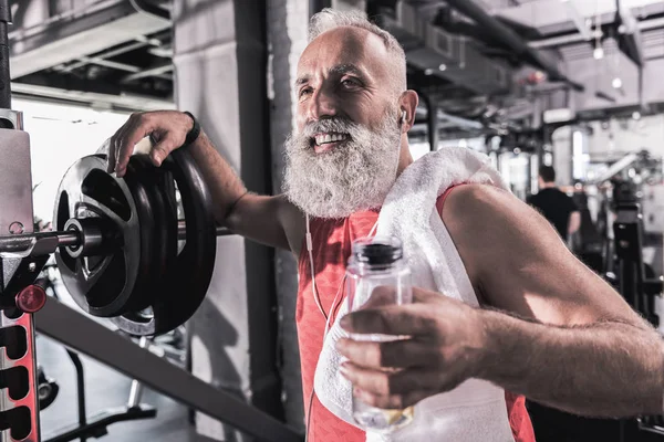 Modern spor salonunda duran neşeli şık adam — Stok fotoğraf