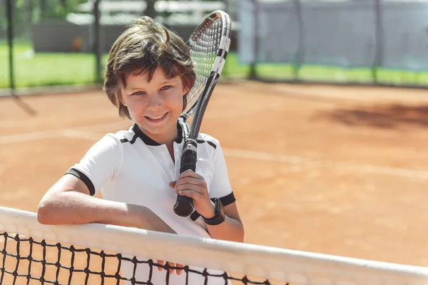 Mutlu gülümseyen öğrenci spor için gidiş