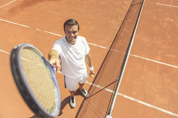 Ευτυχισμένος χαμογελαστός άνθρωπος παίζει τένις — Φωτογραφία Αρχείου