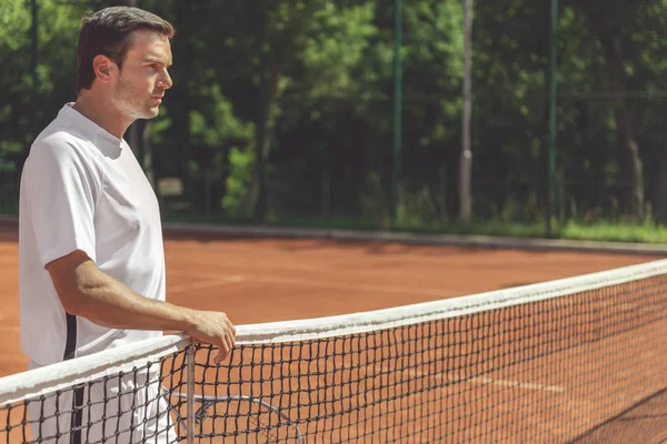 Ciddi tenisçi net yakınındaki