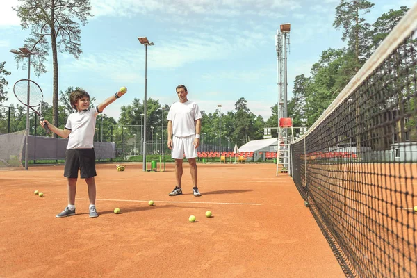 Lección de tenis para niño pequeño —  Fotos de Stock