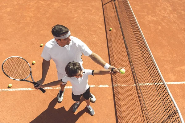 Οικογένειας να μάθουν να παίζουν τένις — Φωτογραφία Αρχείου