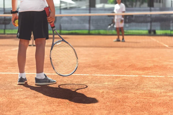 若い男性子供テニスの準備 — ストック写真