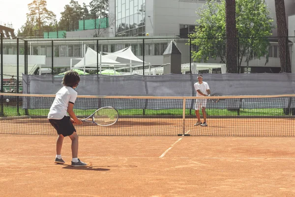 Mužští členové rodiny hraje tenis — Stock fotografie