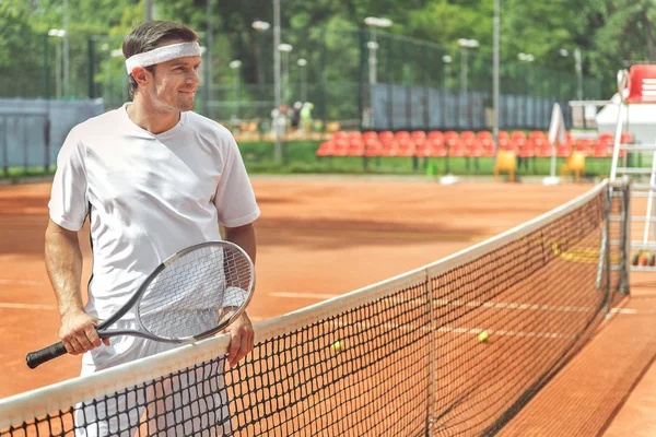 Mutlu gülümseyen adam oyun sahası için hazır