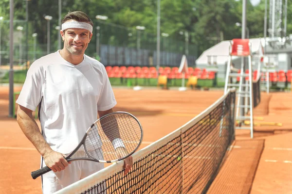 Tenis oynamak için neşeli Koç