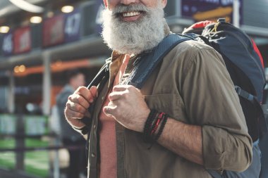 Neşeli yaşlı adam havaalanında diyorum