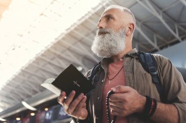 Sakin emekli İncil ve boncuk