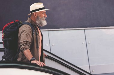 Yürüyen merdiven topografyanın giden sakallı emekli