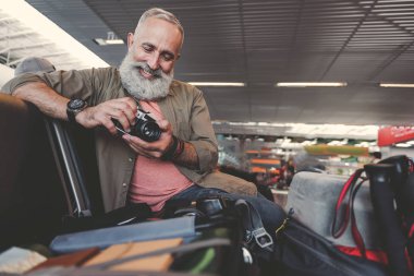 Güzel kamera kolundan tutarak adam emekli