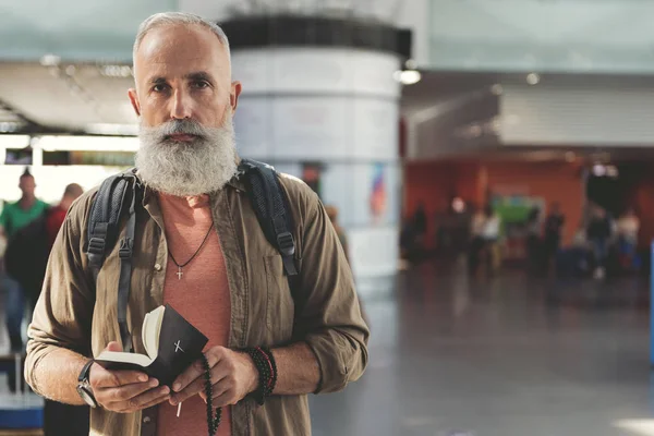 Sereno pensionista manteniendo la Biblia en la mano — Foto de Stock