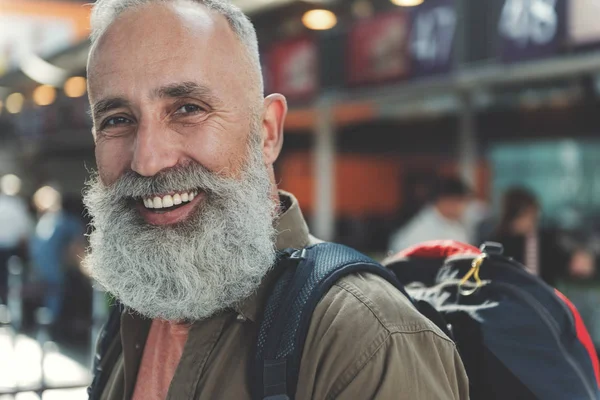 Vieil homme manifestant de la joie à l'aéroport — Photo