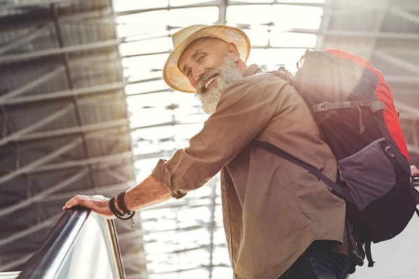 Hareketli merdiven neşeli yaşlı adam