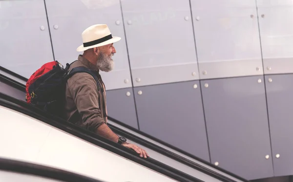 Avô extrovertido em pé na escada de viagem — Fotografia de Stock