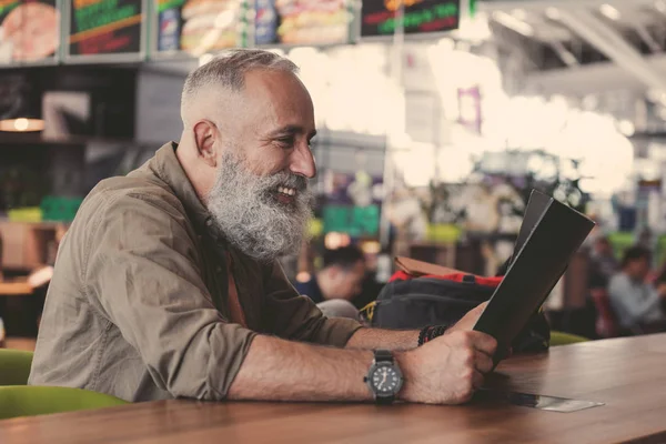 Mutlu emekli şekerleme dükkanında yemek seçme