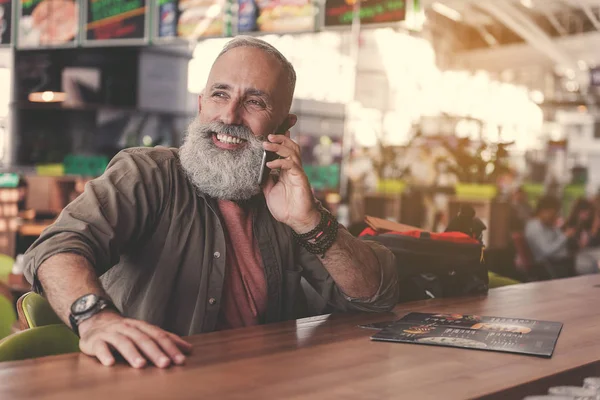 Me alegro de retirarme hablando por teléfono en la cafetería — Foto de Stock