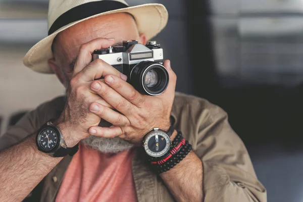 Olgun erkek fotoğrafçı holding aygıt