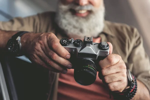 Lyckligt leende fotograf använder modern enhet — Stockfoto