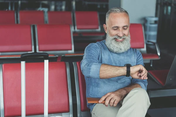 Feliz anciano sonriente esperando el avión — Foto de Stock