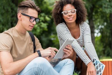 Açık havada neşeli öğrenciler ücretsiz harcama zaman