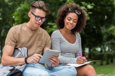 Neşeli adam ve kız öğrenme konu birlikte