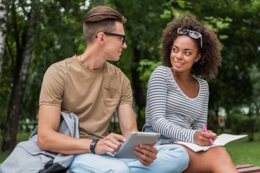 Neşeli adam ve kız açık havada konuşan