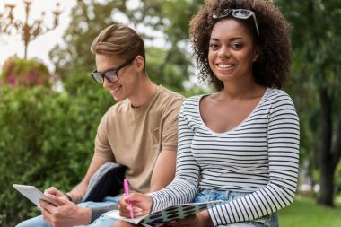 Kaygısız öğrenciler eğlenceli Park